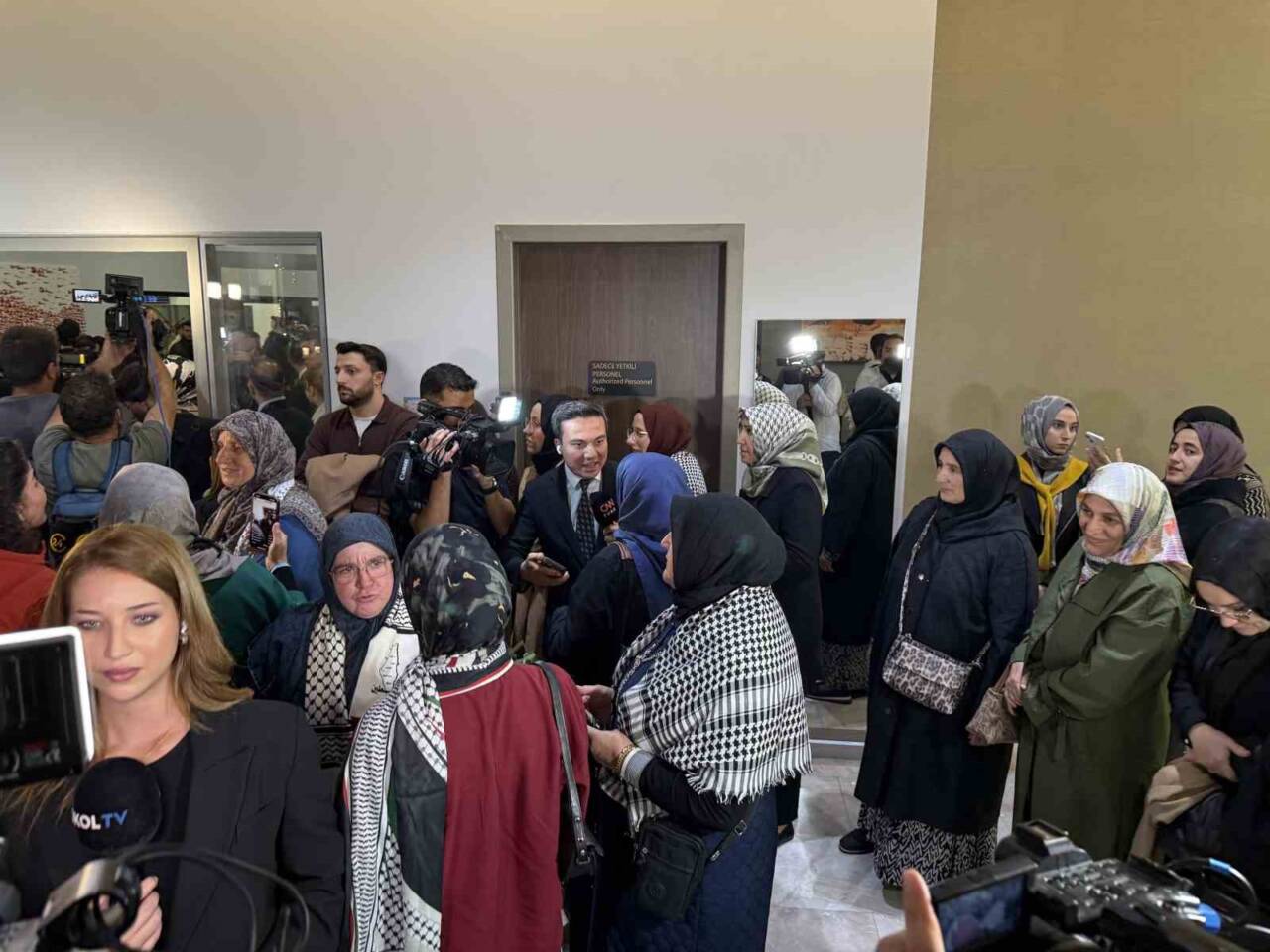 İsrail'in uluslararası sularda alıkoyduğu Küresel Sumud Filosu'ndaki 15 Türk aktivist,