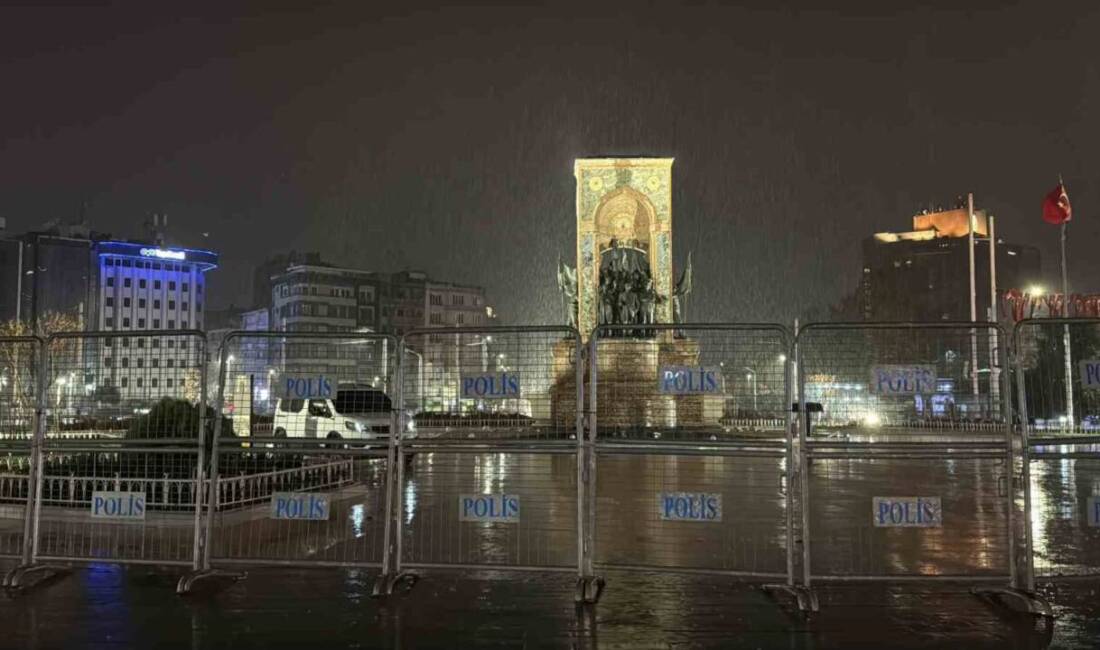 İstanbul'da etkili olan yağmur, Taksim Meydanı ve İstiklal Caddesi'nde zorluklara