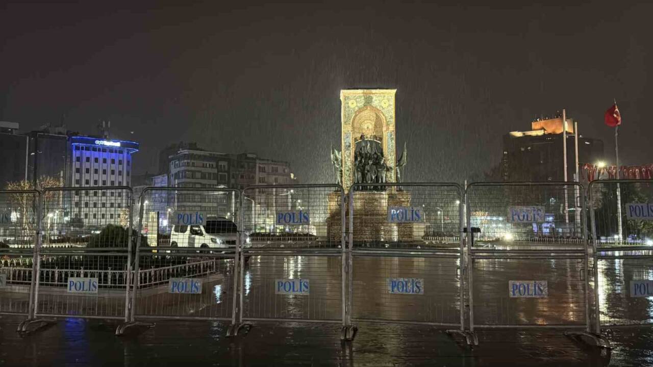 İstanbul'da etkili olan yağmur, Taksim Meydanı ve İstiklal Caddesi'nde zorluklara