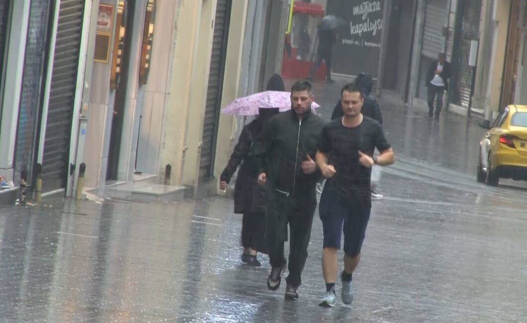 İstanbul'da sabah saatlerinde etkili olan sağanak yağış, Beyoğlu Taksim'de hem