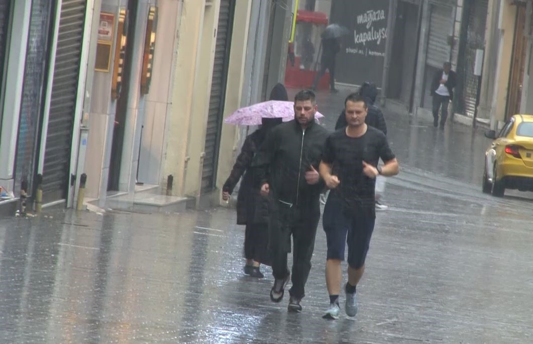 İstanbul'da sabah saatlerinde etkili olan sağanak yağış, Beyoğlu Taksim'de hem