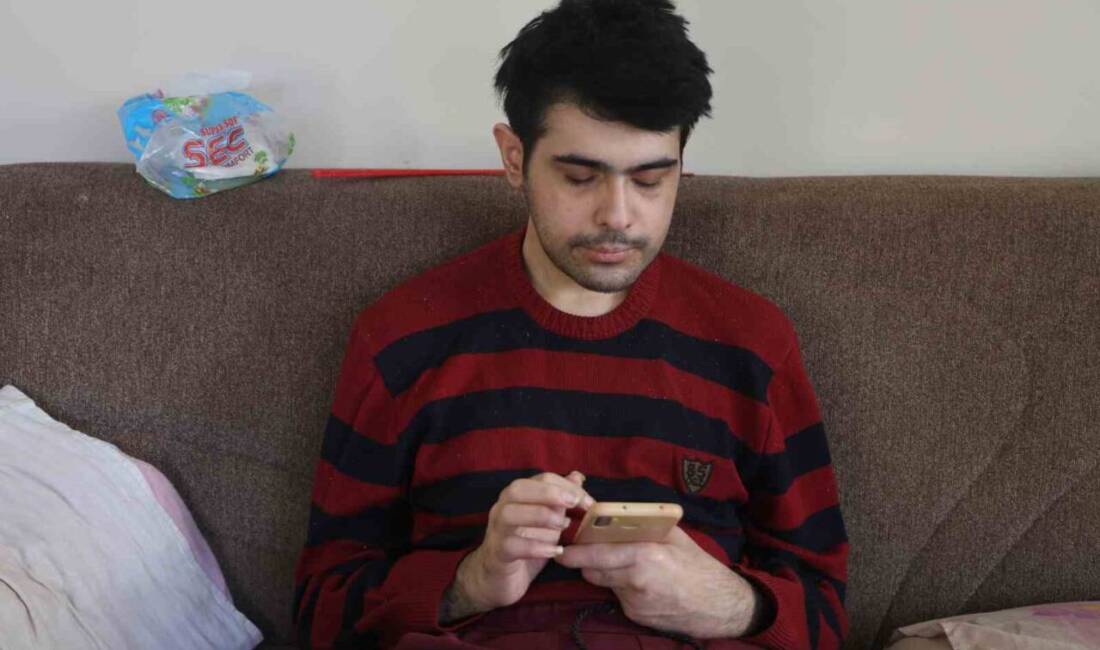 Hatay'da depremin ardından Barış Özbay, yaşadığı telefon bağımlılığını ailelere "Küçükken