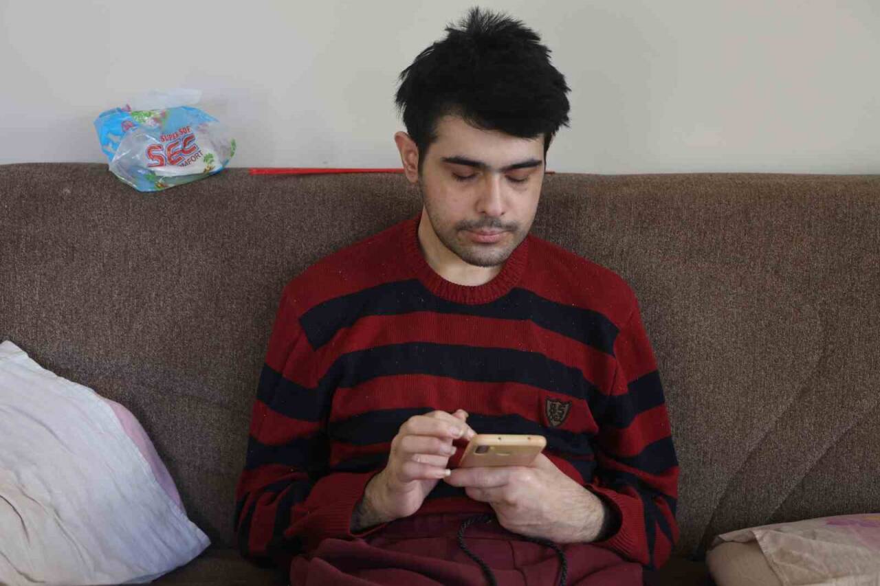 Hatay'da depremin ardından Barış Özbay, yaşadığı telefon bağımlılığını ailelere "Küçükken