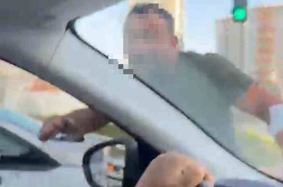 Kayseri'nin Melikgazi ilçesinde, bir şahıs trafikte tartıştığı kadınlara hakaret ettikten