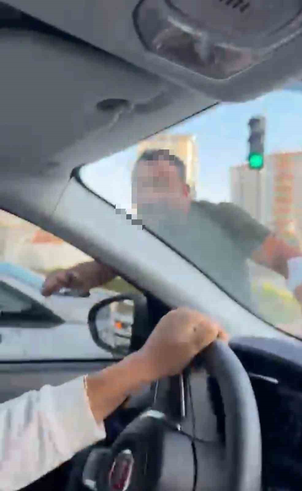 Kayseri'nin Melikgazi ilçesinde, bir şahıs trafikte tartıştığı kadınlara hakaret ettikten