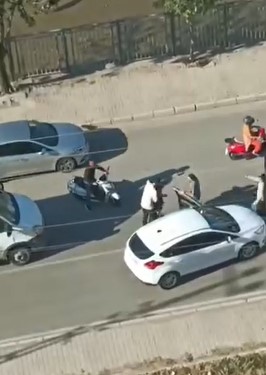 Adana'nın Seyhan ilçesinde, Kıyıboyu Caddesi'nde iki sürücü arasında yol verme