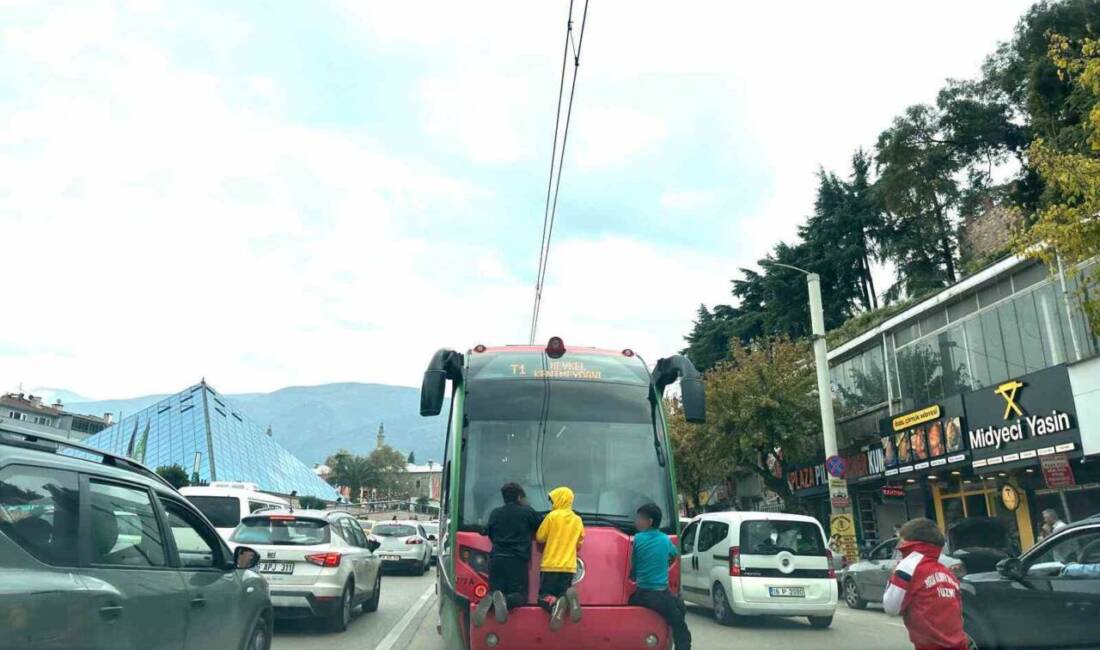 Bursa'nın Osmangazi ilçesinde, dört çocuk tramvayın arkasına tutunarak tehlikeli bir