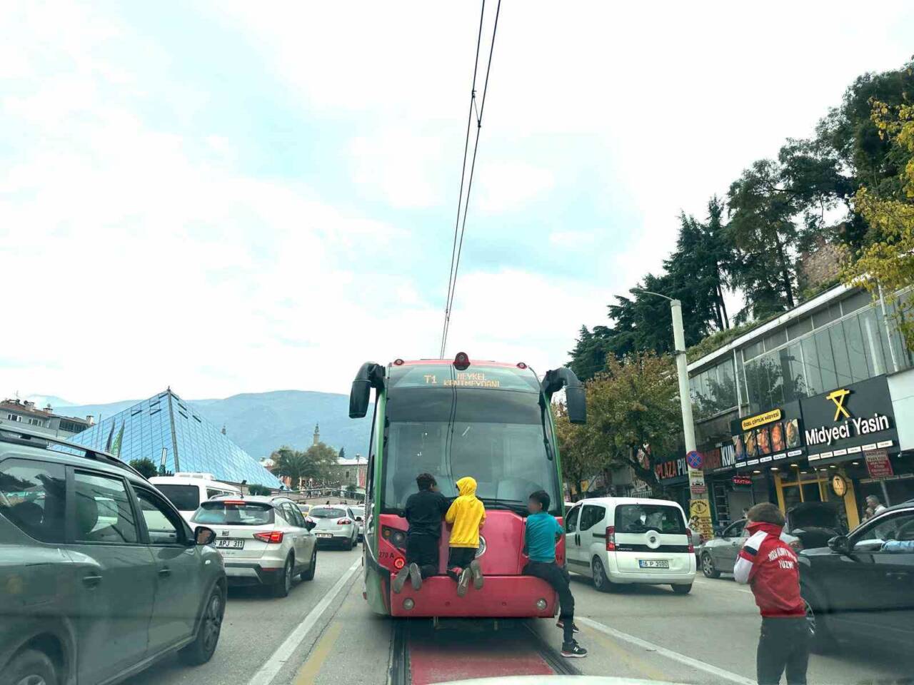 Bursa'nın Osmangazi ilçesinde, dört çocuk tramvayın arkasına tutunarak tehlikeli bir