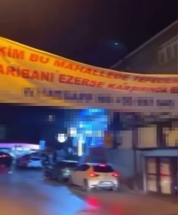 İstanbul Ümraniye'de illegal pankart asan 6 kişi gözaltına alındı. Şüphelilerin,