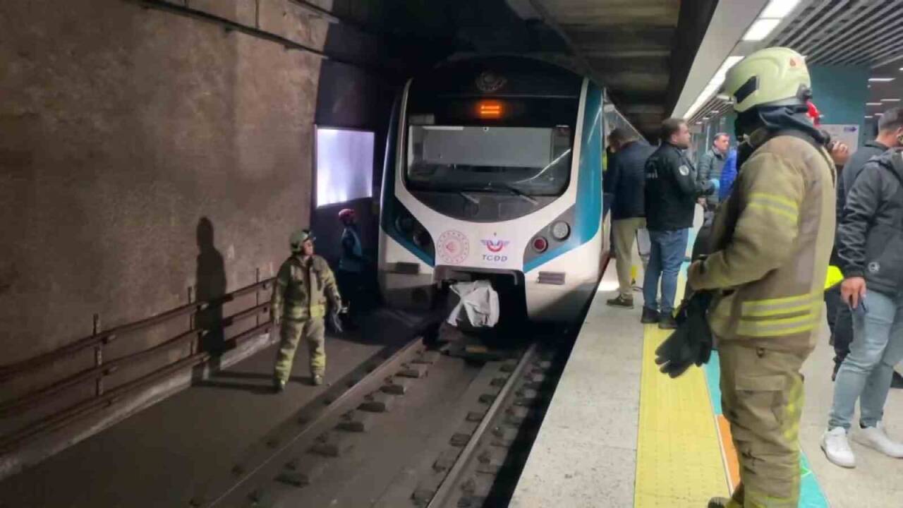 Üsküdar Marmaray İstasyonu’nda D.M. (26) isimli bir kadın, trenin gelmesi