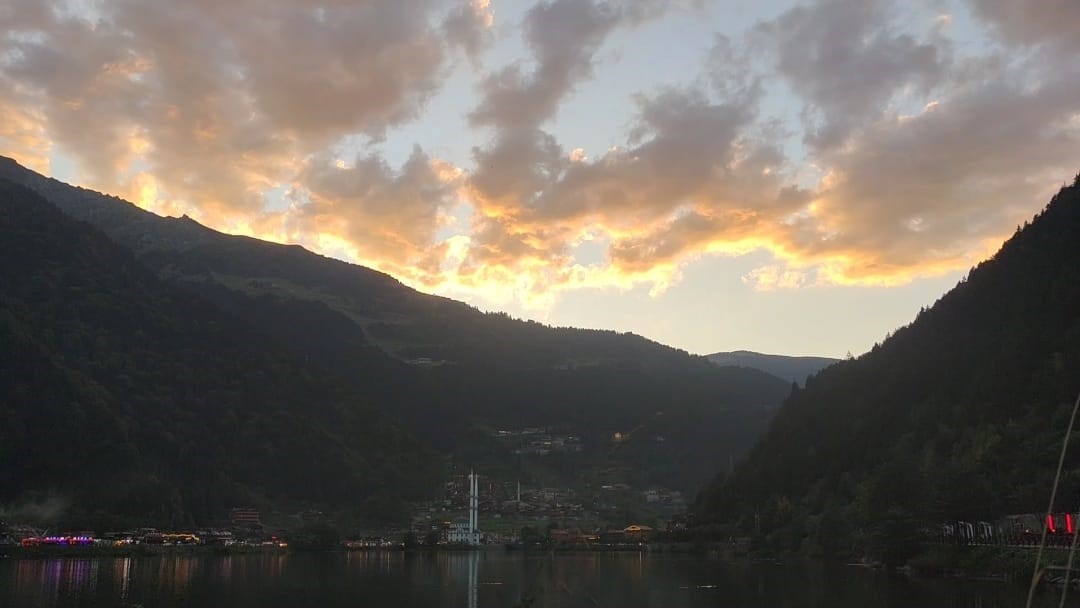 Trabzon'un Çaykara ilçesindeki Uzungöl, zaman atlamalı 'timelapse' tekniğiyle kaydedilen etkileyici