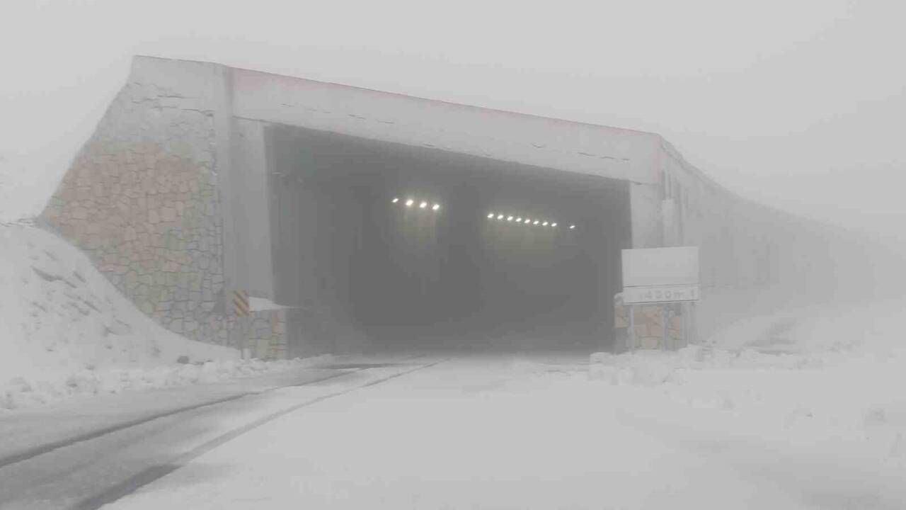 Van-Bahçesaray karayolundaki 3 bin rakımlı Karabet Geçidi, mevsimin ilk karıyla