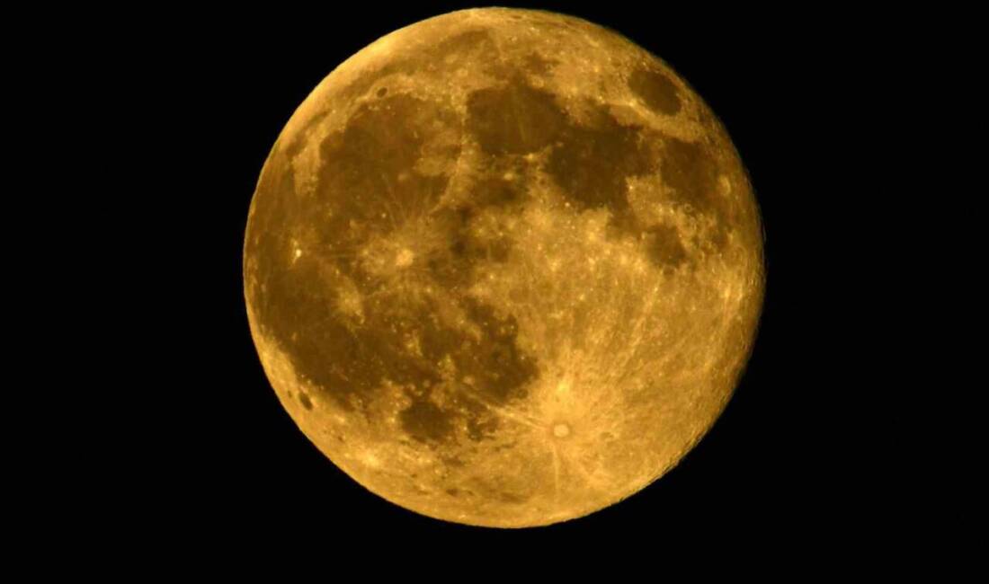 Bitlis'in Ahlat ilçesinde dolunay, Van Gölü üzerinde muhteşem bir manzara