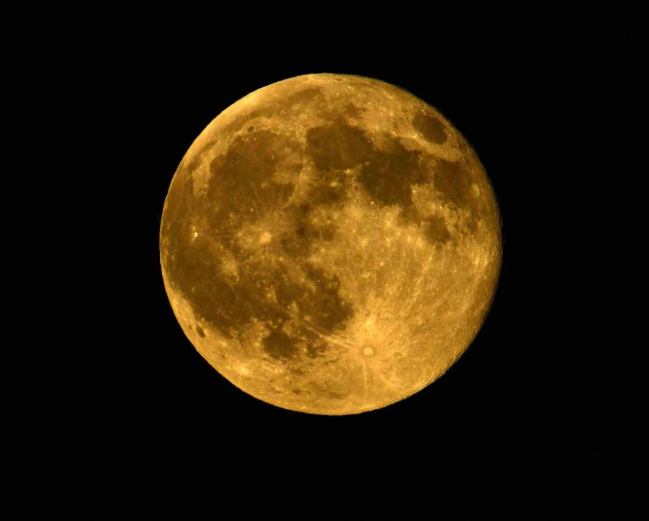 Bitlis'in Ahlat ilçesinde dolunay, Van Gölü üzerinde muhteşem bir manzara