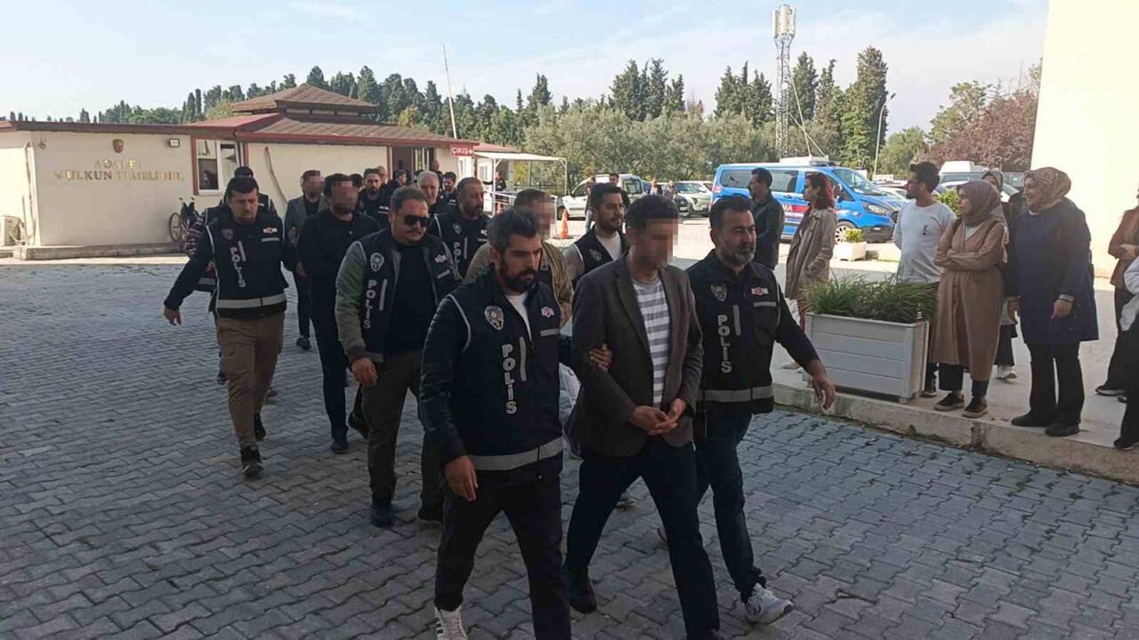 Yalova'da İl Göç İdaresi'nde yapılan operasyonda, rüşvet ve sahtecilik suçlamalarıyla