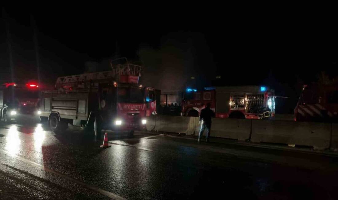 Yalova-İzmit kara yolunda bir tır yangına maruz kaldı. Çiftlikköy ilçesi