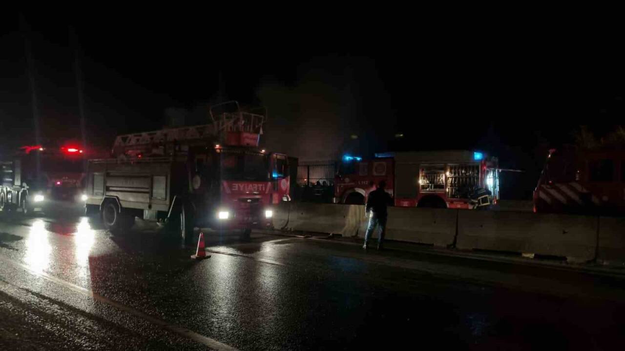 Yalova-İzmit kara yolunda bir tır yangına maruz kaldı. Çiftlikköy ilçesi