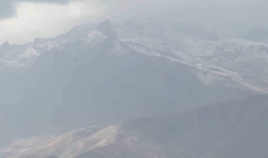 Hakkari'nin Yüksekova ilçesinde son günlerdeki soğuk havaların ardından mevsimin ilk