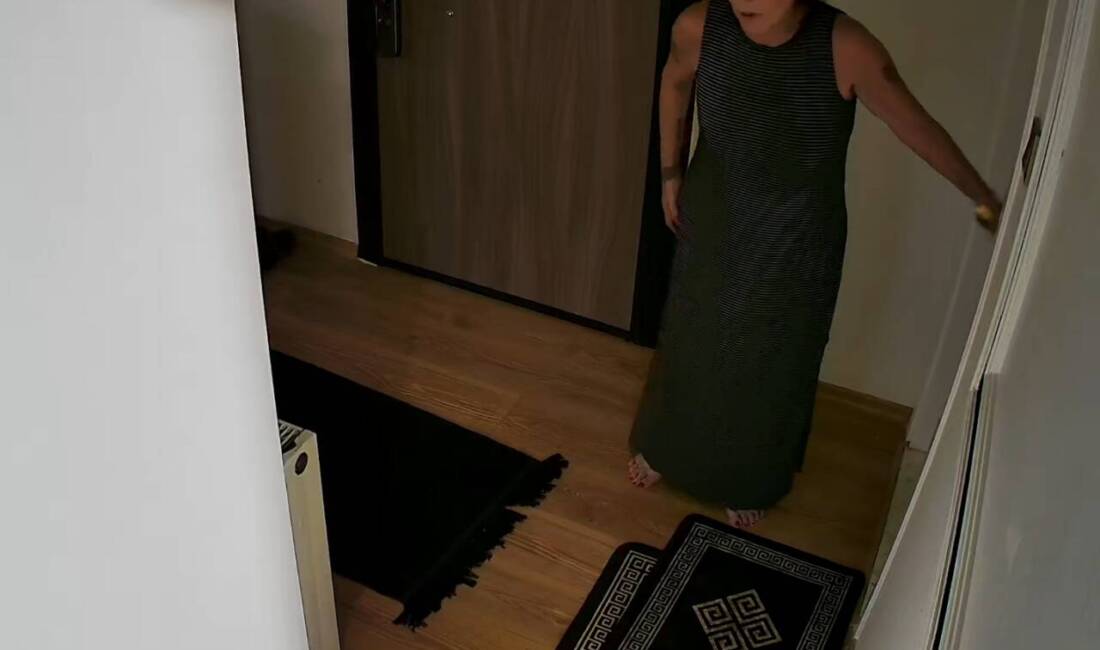 Yalova'nın Çınarcık ilçesinde Güllü (Gül Tut), 5. kattaki evinin penceresinden