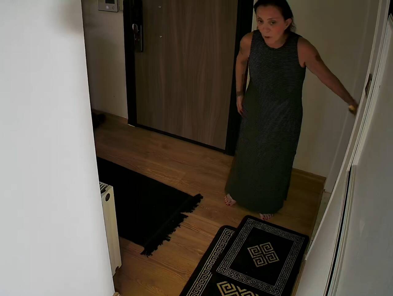 Yalova'nın Çınarcık ilçesinde Güllü (Gül Tut), 5. kattaki evinin penceresinden