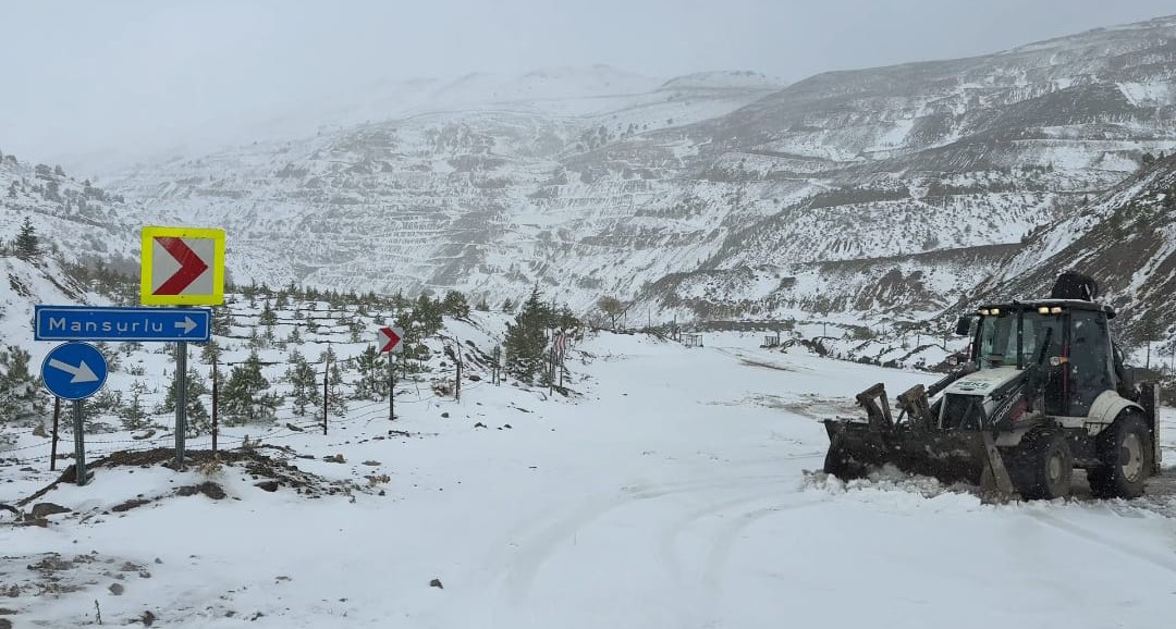 Adana'nın Feke ilçesinde yoğun kar yağışı yolları kapattı ve sürücüleri