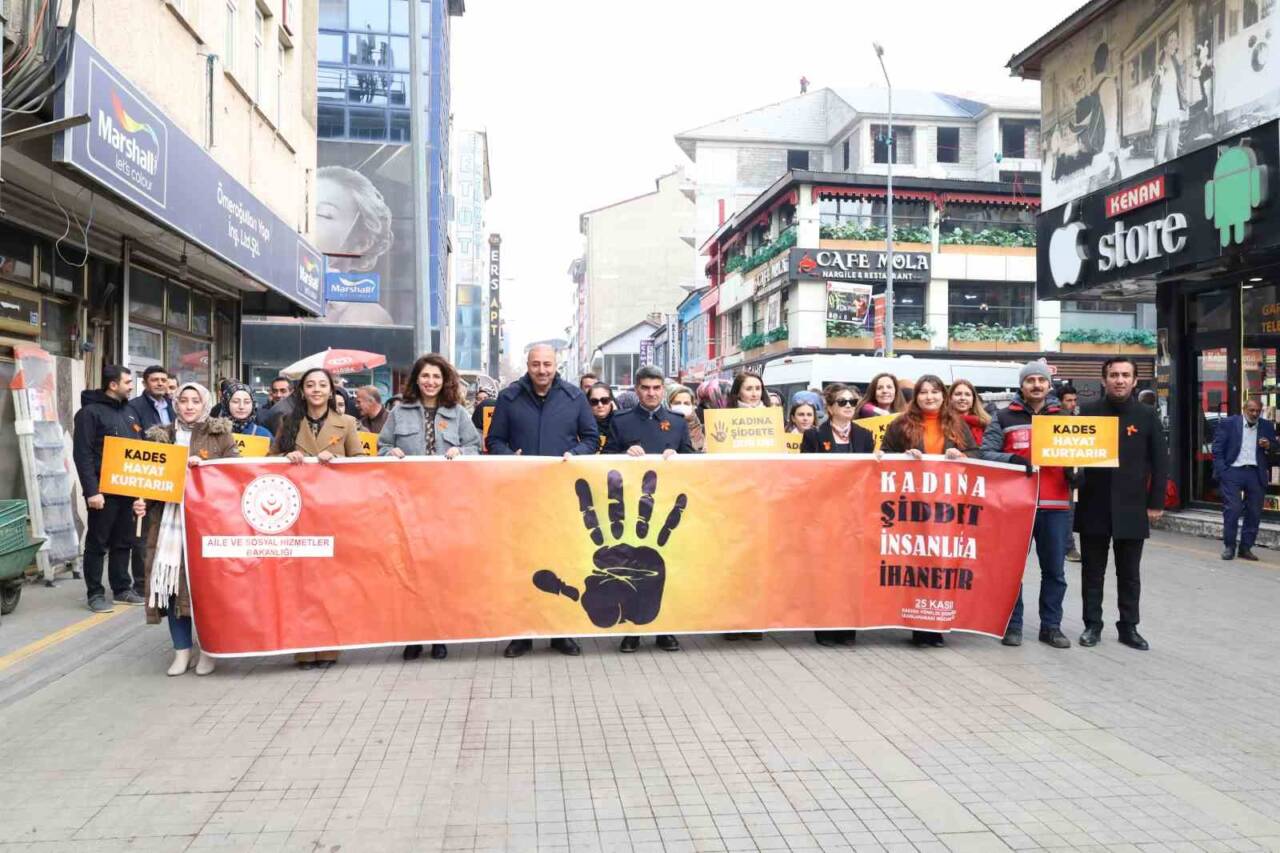 Ağrı'da kadına yönelik şiddetin önlenmesi amacıyla yürüyüş düzenlendi. Aile ve