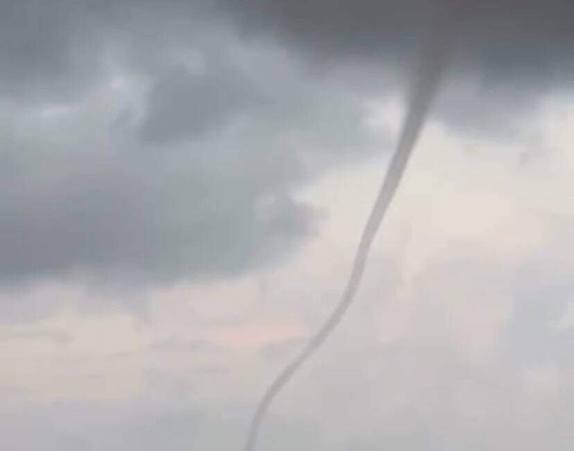 Antalya'nın Alanya ilçesinde sabah saatlerinde denizde oluşan hortum, Avsallar Mahallesi'nde