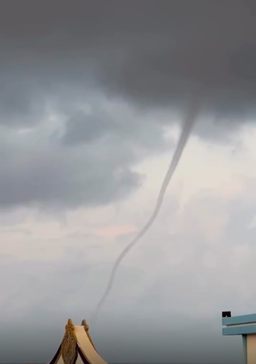 Antalya'nın Alanya ilçesinde sabah saatlerinde denizde oluşan hortum, Avsallar Mahallesi'nde