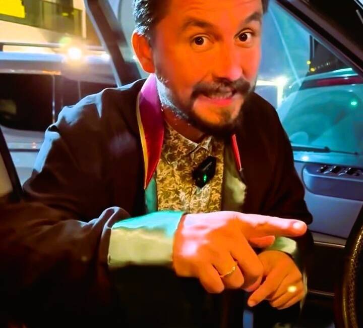 Denizli'de bir galerici, avukat cübbesi giyerek çektiği reklam videosunda "Bu