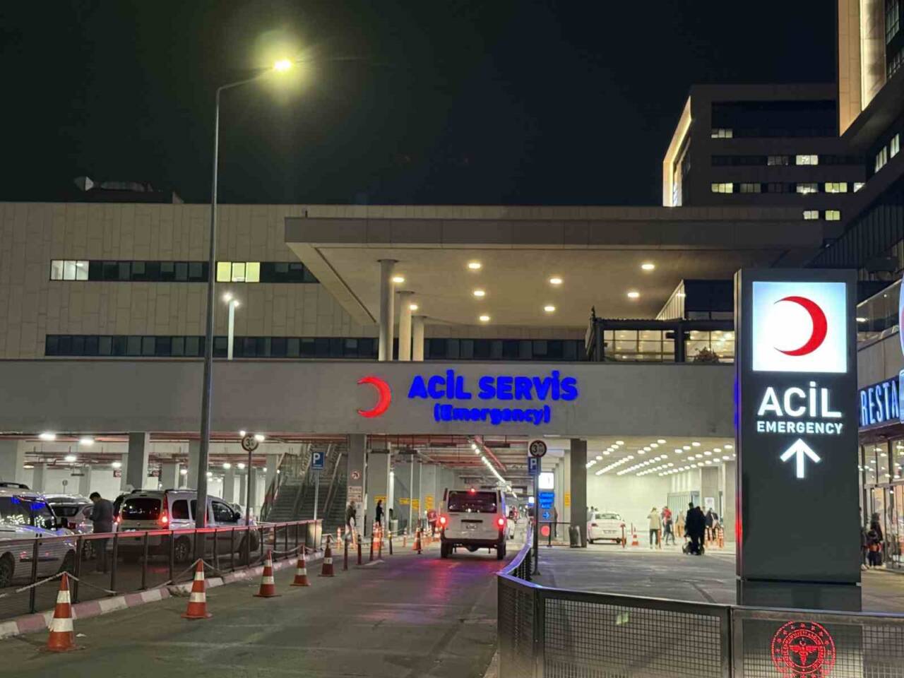 Başakşehir'deki bir ortaokulda, kantinden yiyecek alan 30 öğrenci zehirlenme belirtileriyle