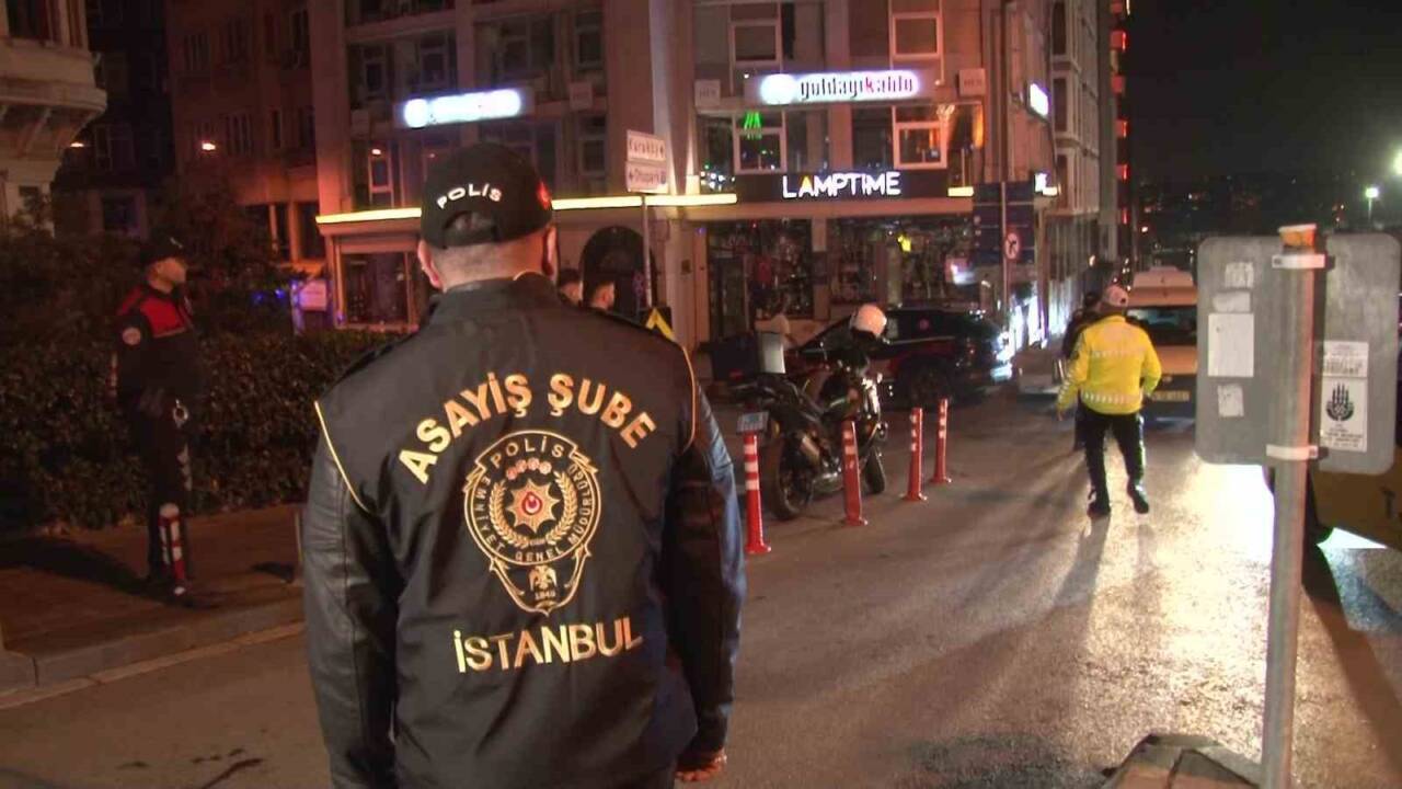 İstanbul Beyoğlu'nda dron destekli suçla mücadele uygulaması gerçekleştirildi. İstanbul İl