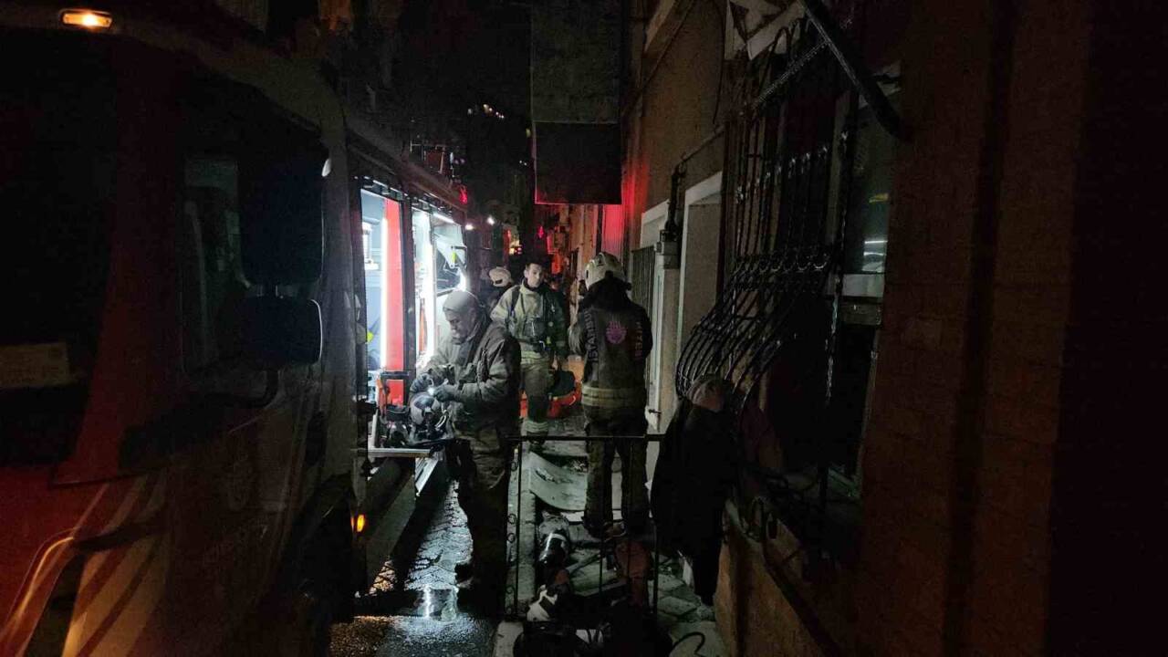 Beyoğlu Bülbül Mahallesi'nde bir iki katlı binanın bodrum katında çıkan
