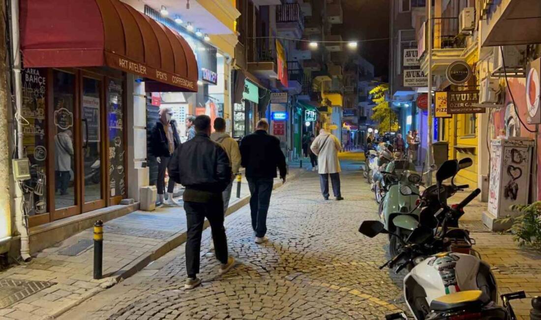 Çanakkale’nin Ayvacık ilçesi açıklarında, 21:29'da Ege Denizi'nde 4 büyüklüğünde bir