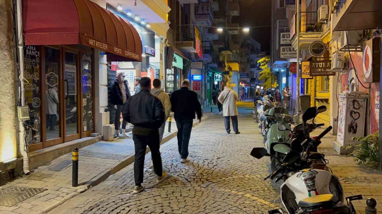 Çanakkale’nin Ayvacık ilçesi açıklarında, 21:29'da Ege Denizi'nde 4 büyüklüğünde bir