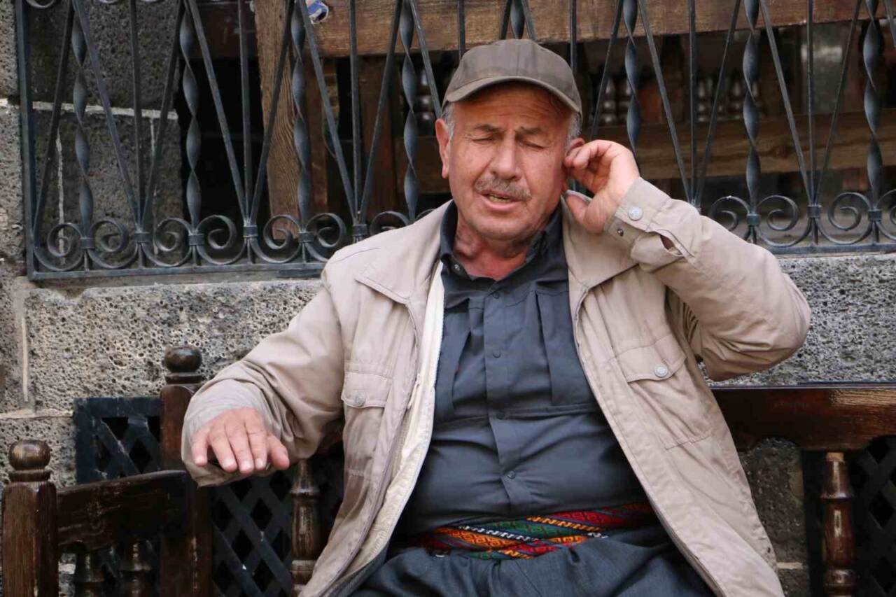 Diyarbakır’daki dengbejlik geleneği, gençlerin ilgisini kaybetmesiyle tehlike altında. Fesih Koç,