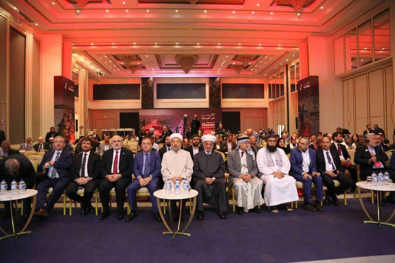 İstanbul'da düzenlenen "Uluslararası Gazze İnsani Yardım Zirvesi"nde, Diyanet İşleri Başkanı
