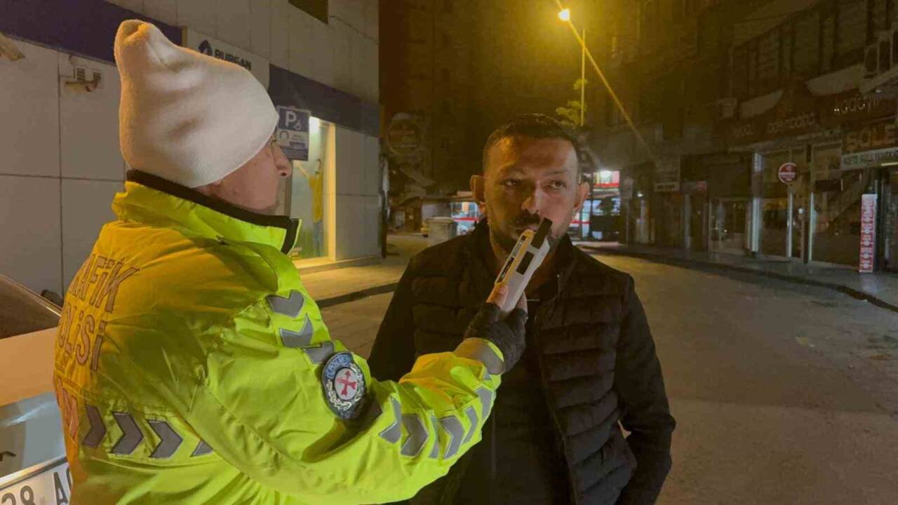 Kayseri'nin Melikgazi ilçesinde alkollü sürücü A.K. (35), polisin 'dur' ihtarına