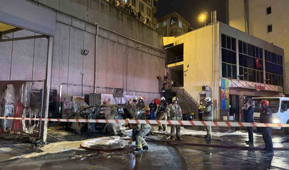 Esenyurt'ta bir akaryakıt istasyonundaki elektrikli araç, şarja bağlıyken bilinmeyen bir