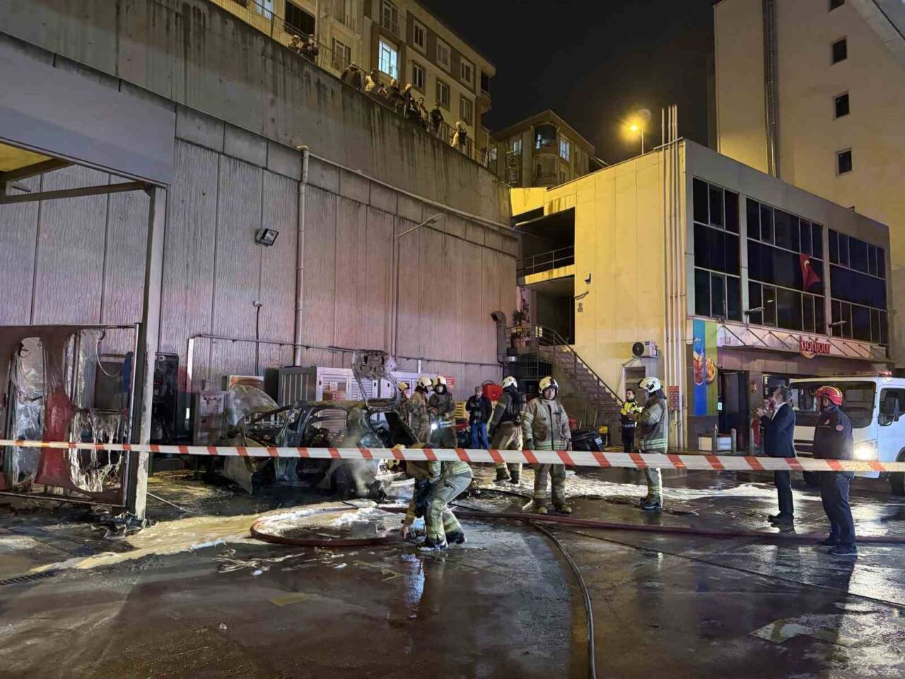 Esenyurt'ta bir akaryakıt istasyonundaki elektrikli araç, şarja bağlıyken bilinmeyen bir