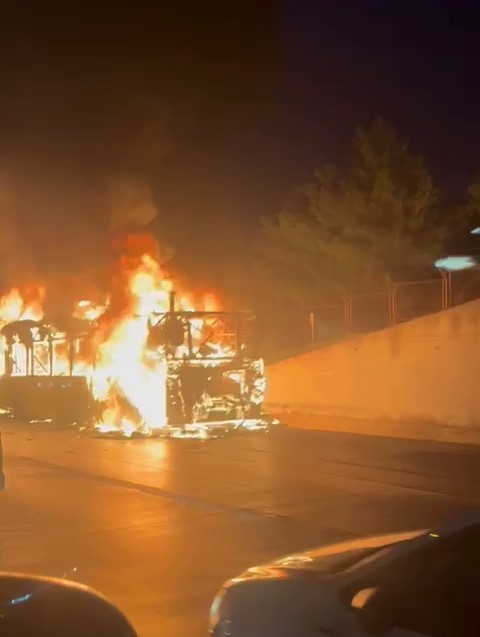 Eyüpsultan Kemerburgaz yolunda bir İETT otobüsünde yangın meydana geldi. İtfaiye