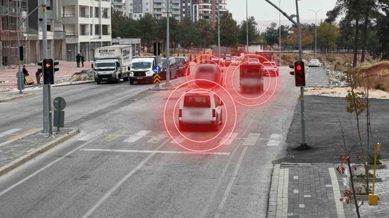 Gaziantep'te gerçekleştirilen dron destekli trafik denetiminde, kırmızı ışık ihlali yapan