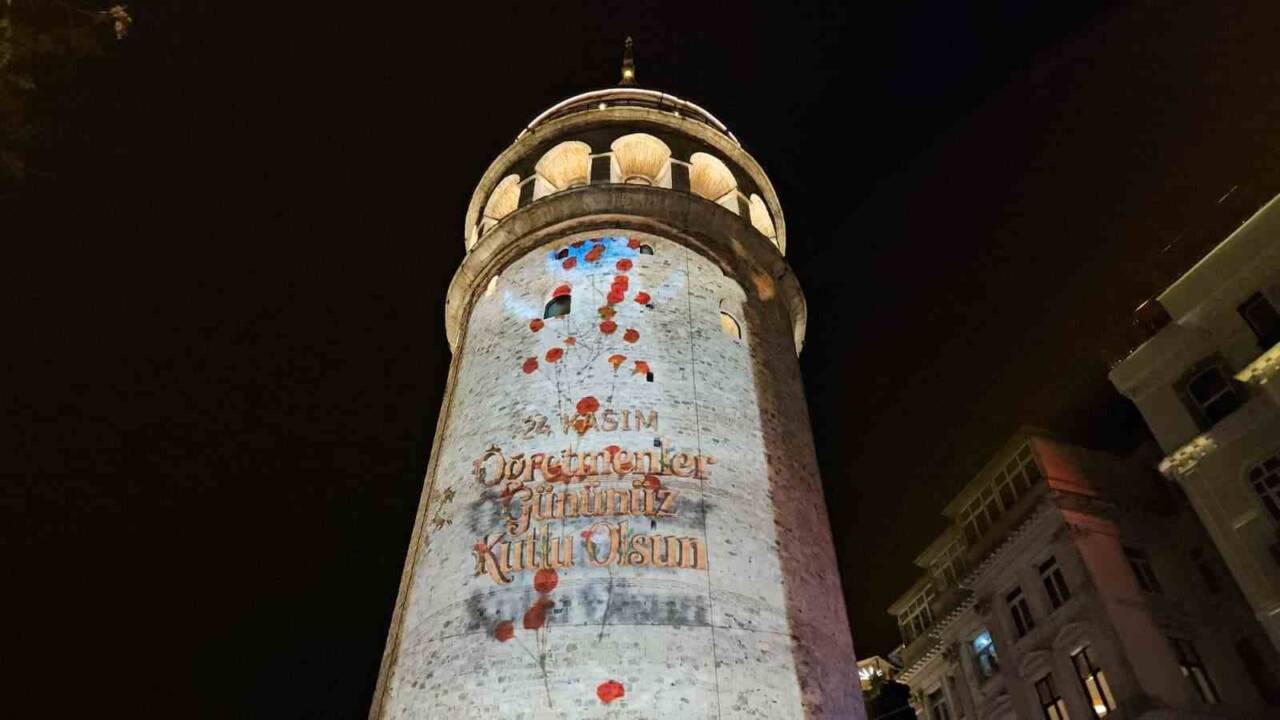 İstanbul'da 24 Kasım Öğretmenler Günü kapsamında Galata Kulesi'nde öğretmenliğin önemini