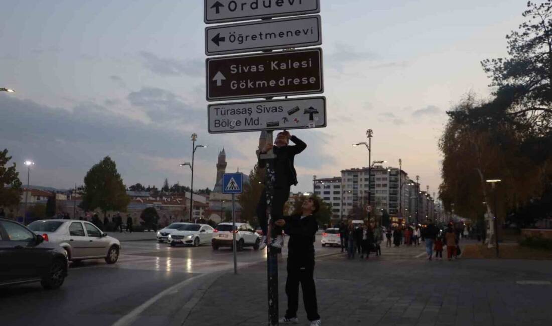 Ankara Kızılay'dan Sivas'a sıçrayan tabelaya asılma akımı gençleri ikiye böldü.