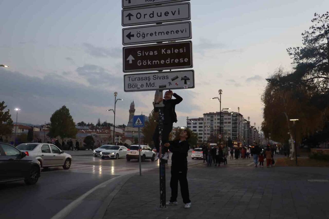 Ankara Kızılay'dan Sivas'a sıçrayan tabelaya asılma akımı gençleri ikiye böldü.