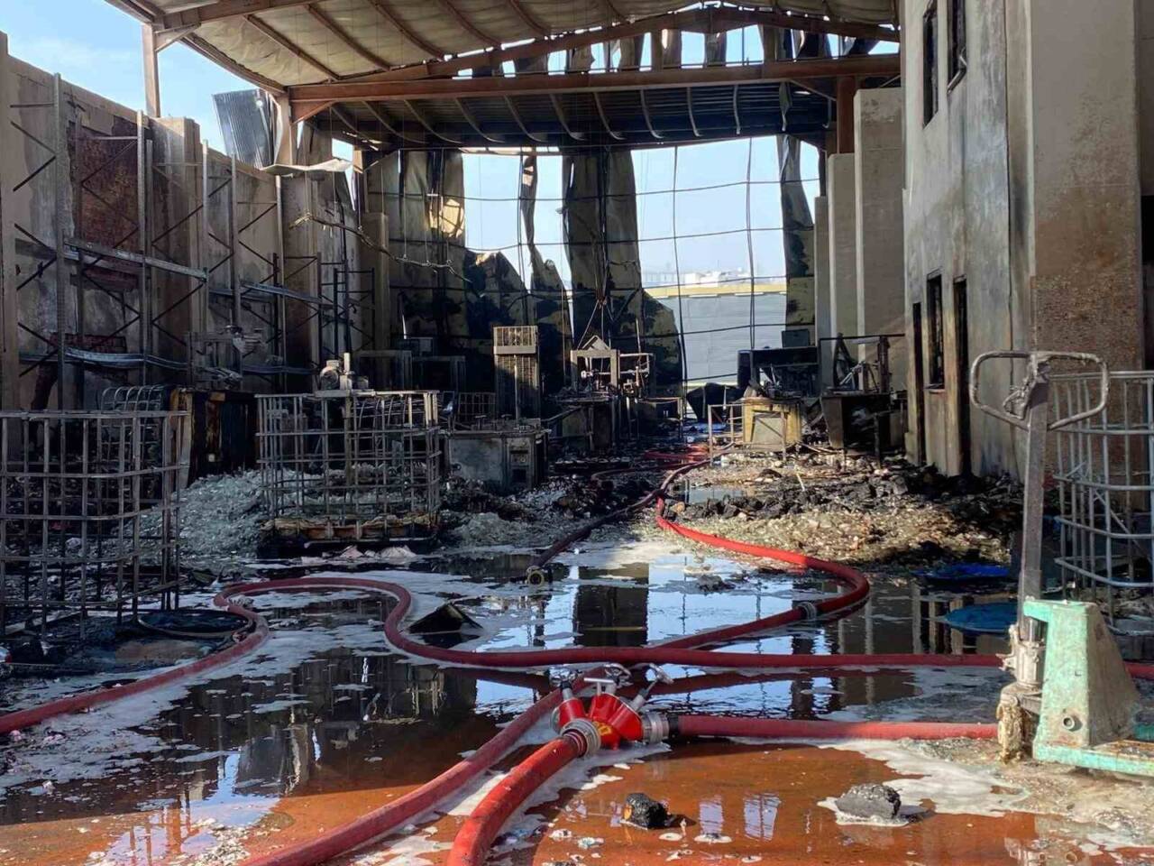 Kocaeli'nin Dilovası ilçesinde bir parfüm dolum tesisinde çıkan yangında 6