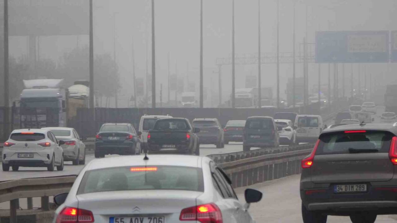 Kocaeli'de sabah saatlerinden itibaren etkili olan yoğun sis, hem kent