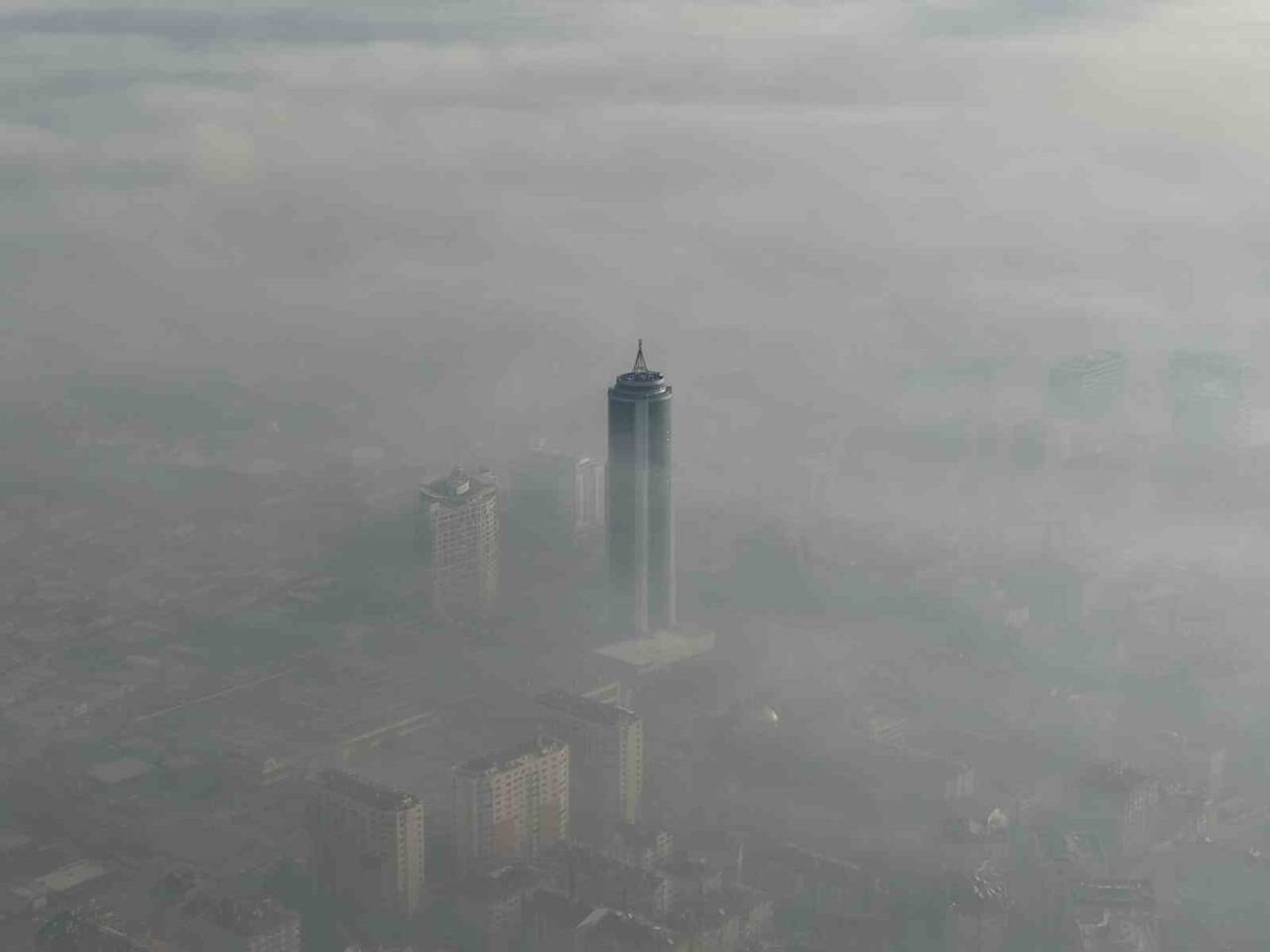 Konya'da sabah saatlerinde yoğun sis etkili oldu, kent merkezi adeta