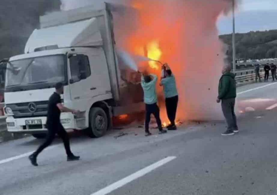 Kuzey Marmara Otoyolu'nda, saat 17.15'te seyir halindeki Mercedes marka bir