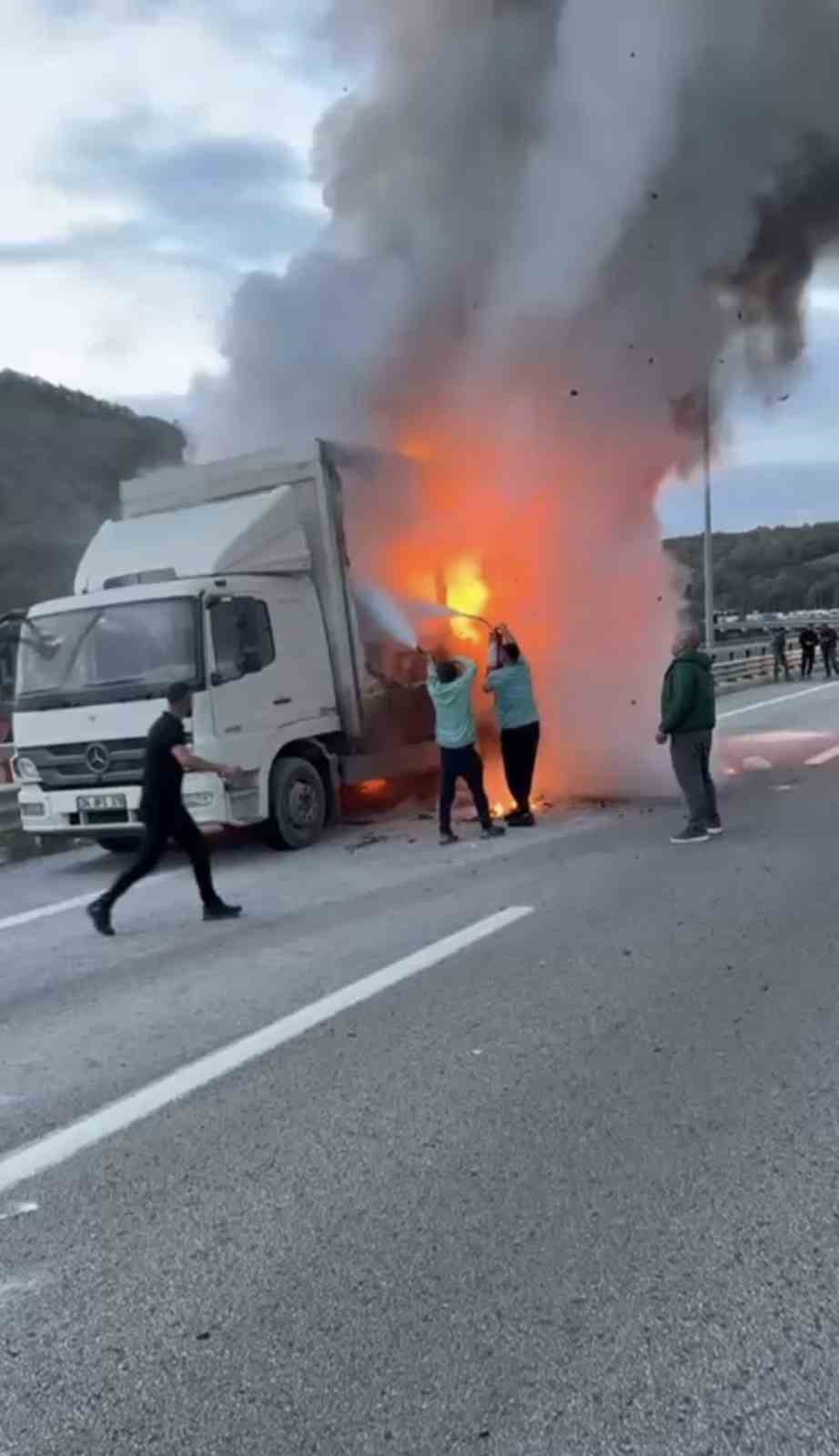 Kuzey Marmara Otoyolu'nda, saat 17.15'te seyir halindeki Mercedes marka bir