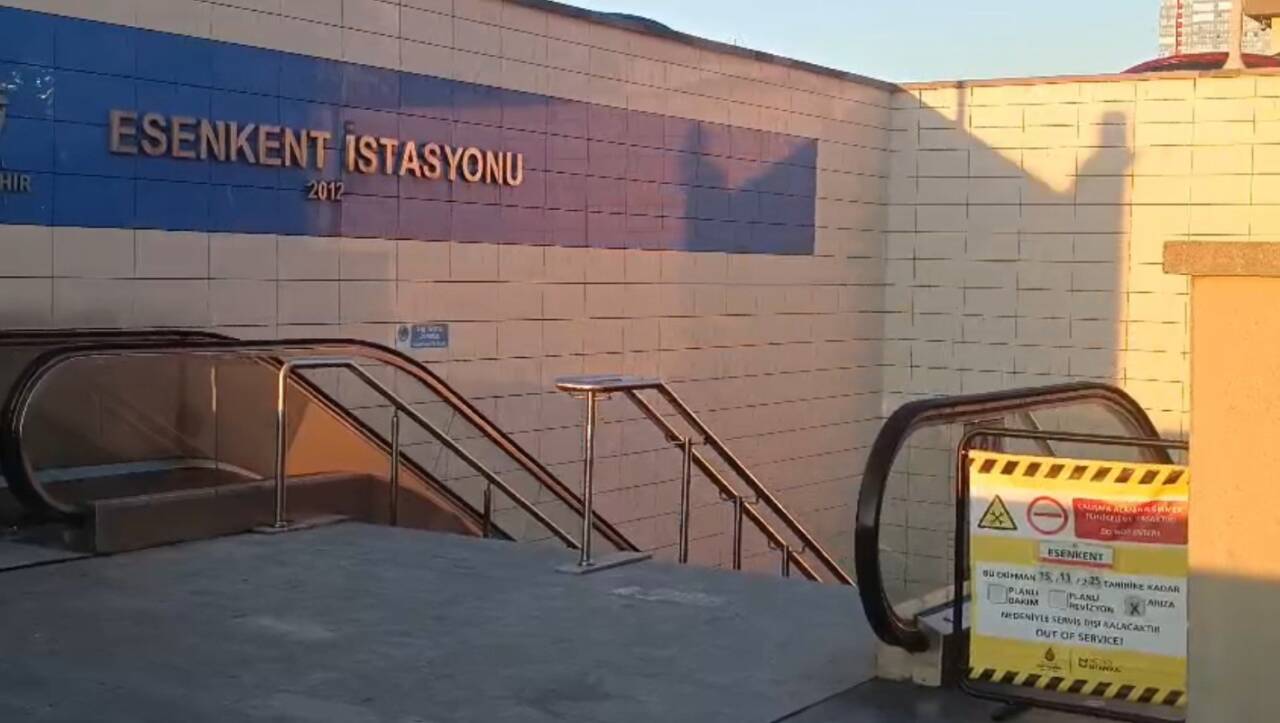 Maltepe Esenkent metro istasyonunda sabah saatlerinde bir yolcu, trenin gelmesine